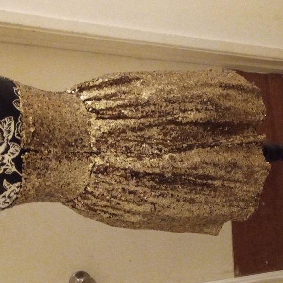 All That Glitters Is Gold - Picture 2 of 10